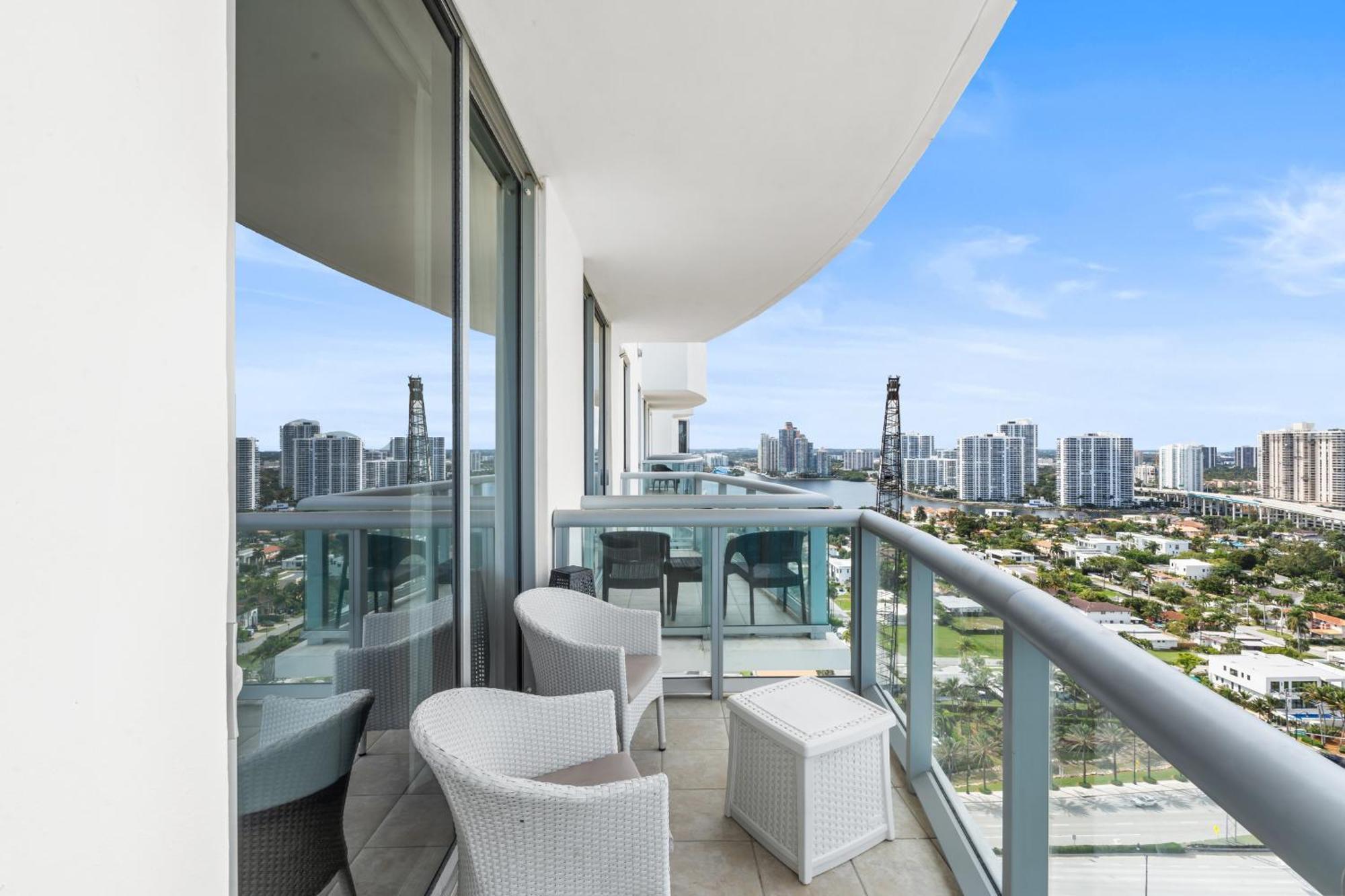 Above It All - A Luxurious Penthouse With High Ceilings Sunny Isles Beach Exterior photo