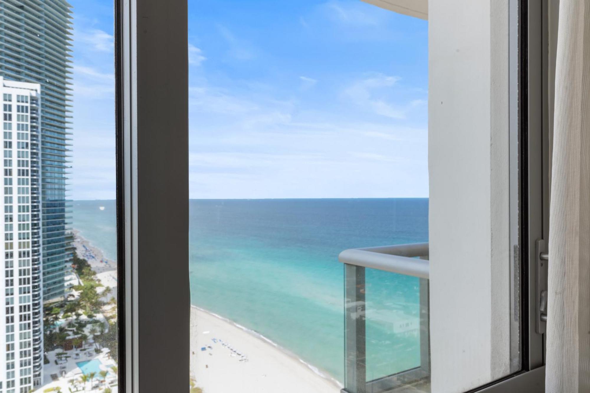 Above It All - A Luxurious Penthouse With High Ceilings Sunny Isles Beach Exterior photo